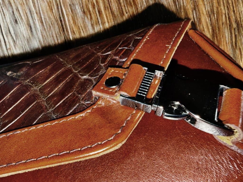 Bandolera Deluxe. Exótico Cocodrilo. Manimalist.